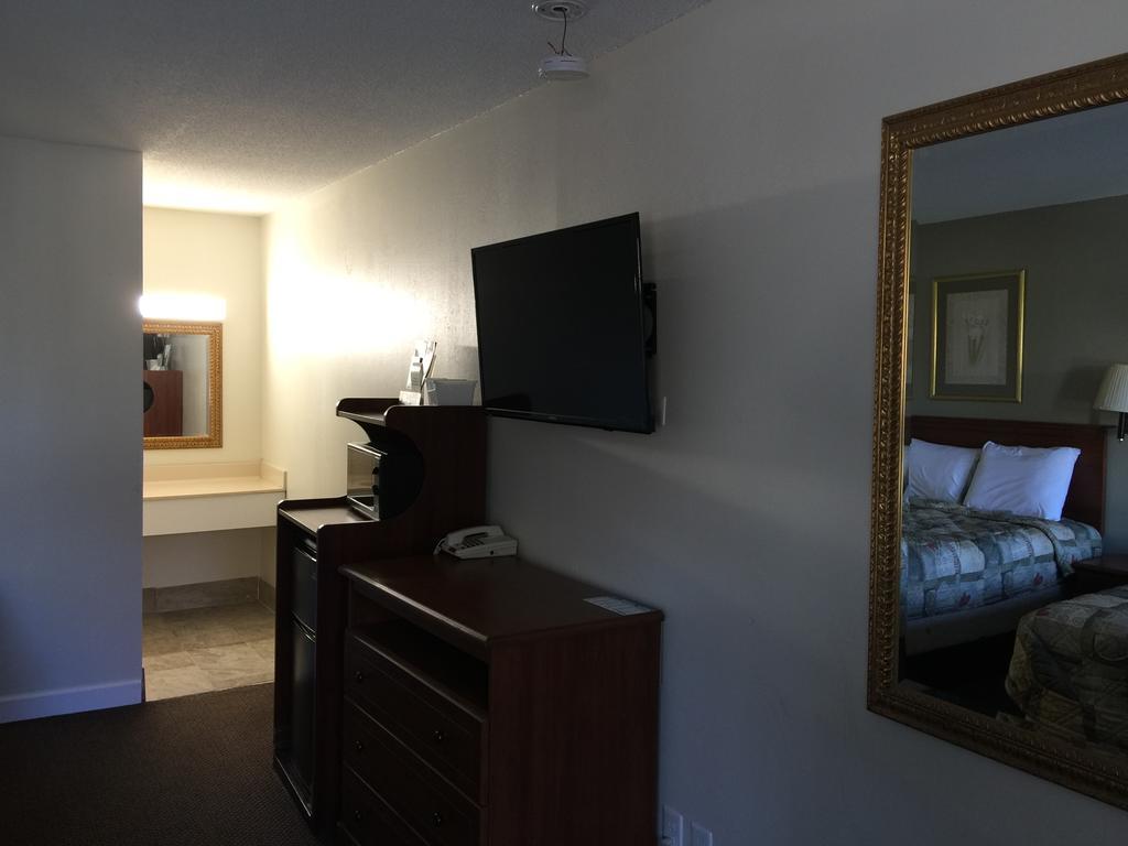 Red Carpet Inn & Suites - Danville Εξωτερικό φωτογραφία